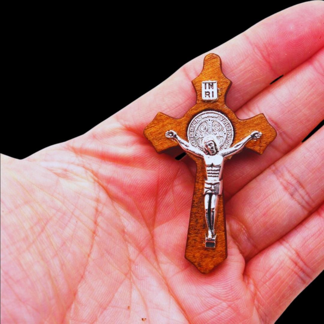 Cruz Exorcizada con Medalla de San Benito completa, incluye Cristo para ceremonias religiosas, oraciones, protección de males y envidias